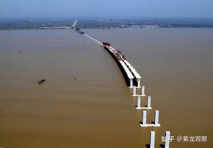 5年后，中国在上lol外围海建成了一座超级大桥。设计非常困难和大胆