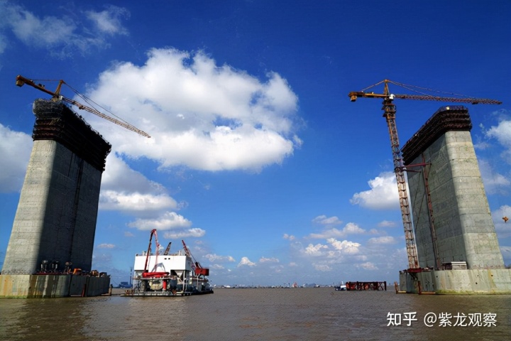 5年后，中国在上lol外围海建成了一座超级大桥。设计非常困难和大胆