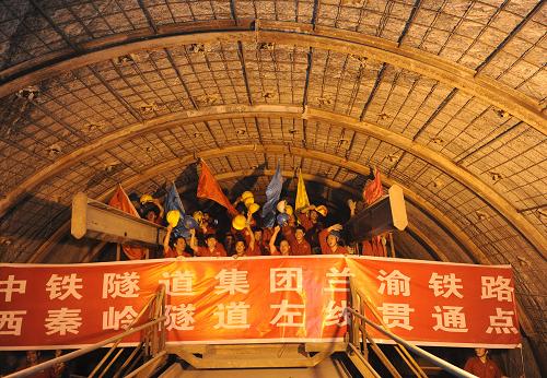 中国在建最lol外围长的铁路隧道，西秦岭隧道贯穿为兰渝铁路通车打下